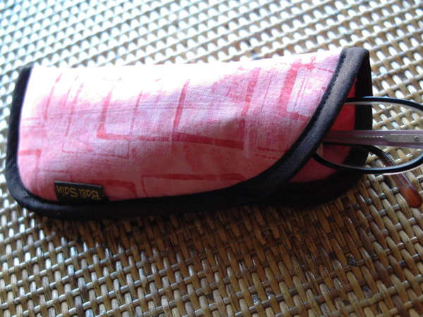 スタンプバティックのメガネケースメガネを入れたら