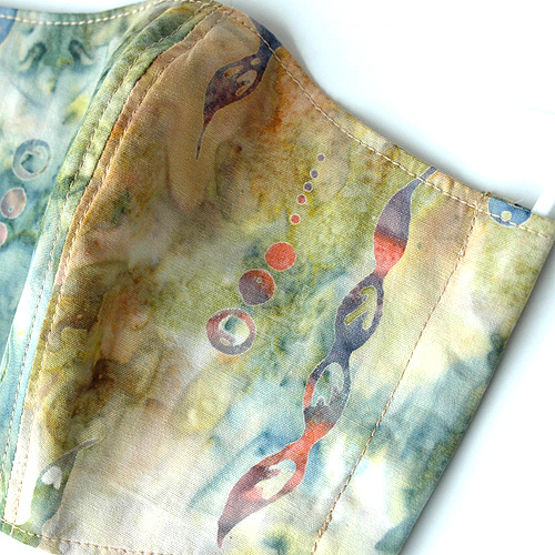 バリのバティック・マスク大アップ、中央と上下に端ミシン