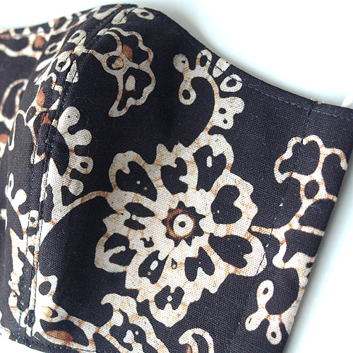 バリのバティック・マスク大アップ、中央と上下に端ミシン