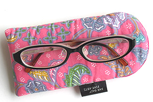 バティック・メガネケースMとメガネ