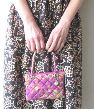 バティック・ミニバッグを持ったイメージ