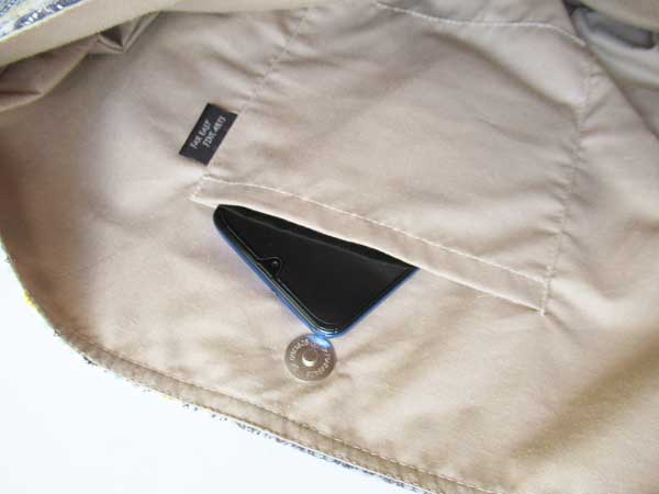 バティック・トートバッグの中