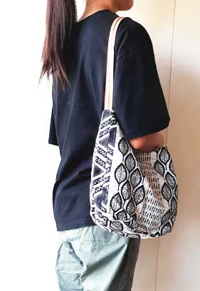 バティック・トートバッグ装着図