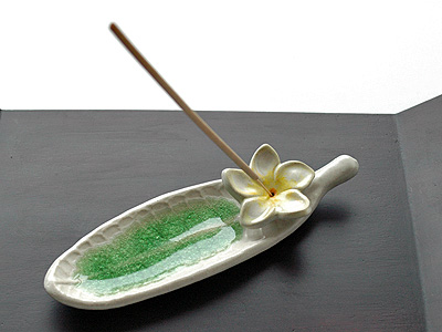 お香立てフランジパニ6541お香をたてる