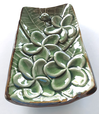 縁は底面より1cm位高くなっています