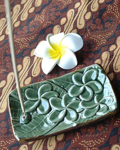 プルメリアのお香立てお香をたてたところ