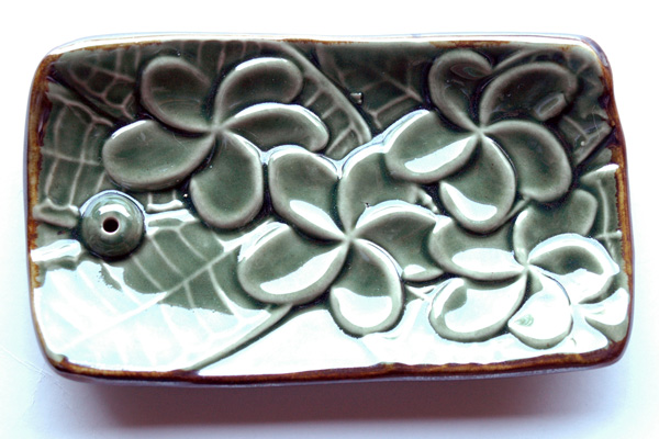 プルメリアのお香立て上から、落ち着いた深いグリーン