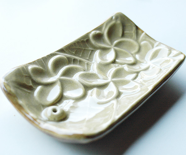 縁は底面より1cm位高くなっています