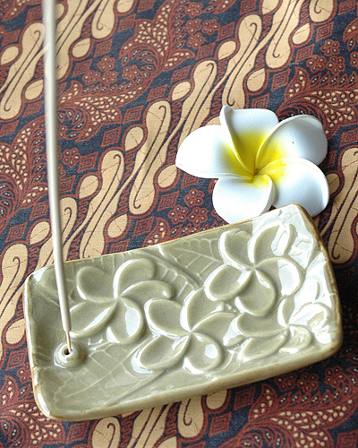 プルメリアのお香立てお香をたてたところ