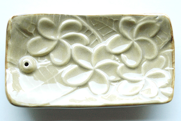 プルメリアのお香立て上から、ナチュラルなベージュ色