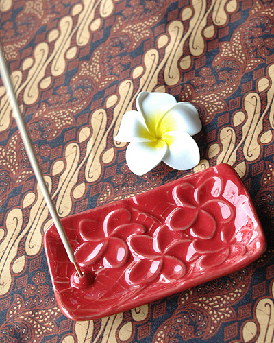 プルメリアのお香立てお香をたてたところ