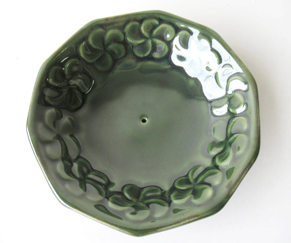 お香立て・フランジパニサークル上から、落ち着いた深いグリーン