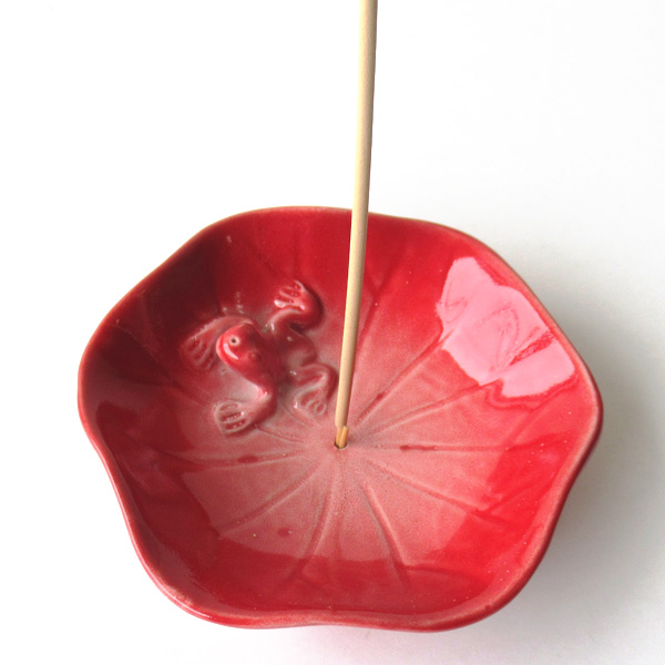 お香立て・蓮とカエルお香をたてたところ