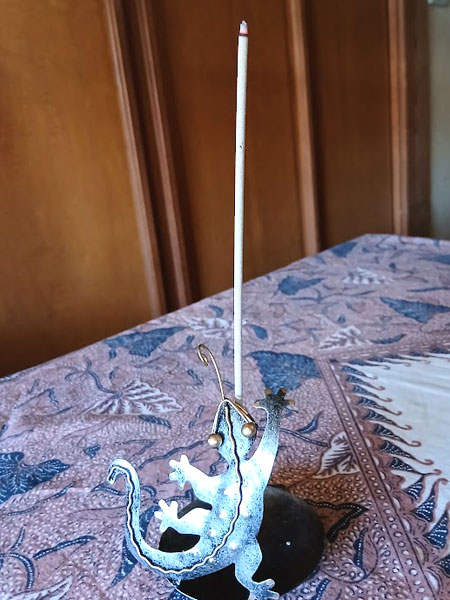 お香立て・ゲコ、お香を立てたところ