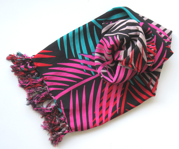 柔らかい布ですが、若干ハリがあります。