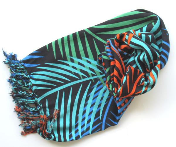 柔らかい布ですが、若干ハリがあります。