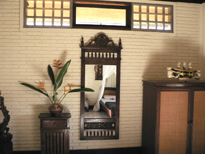 アンティックな家具や鏡