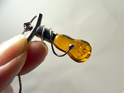 シルバーとアンバーのデザインネックレス