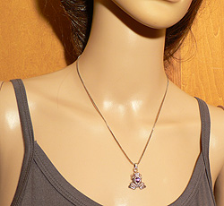 アメジストのデザインネックレスモデル装着